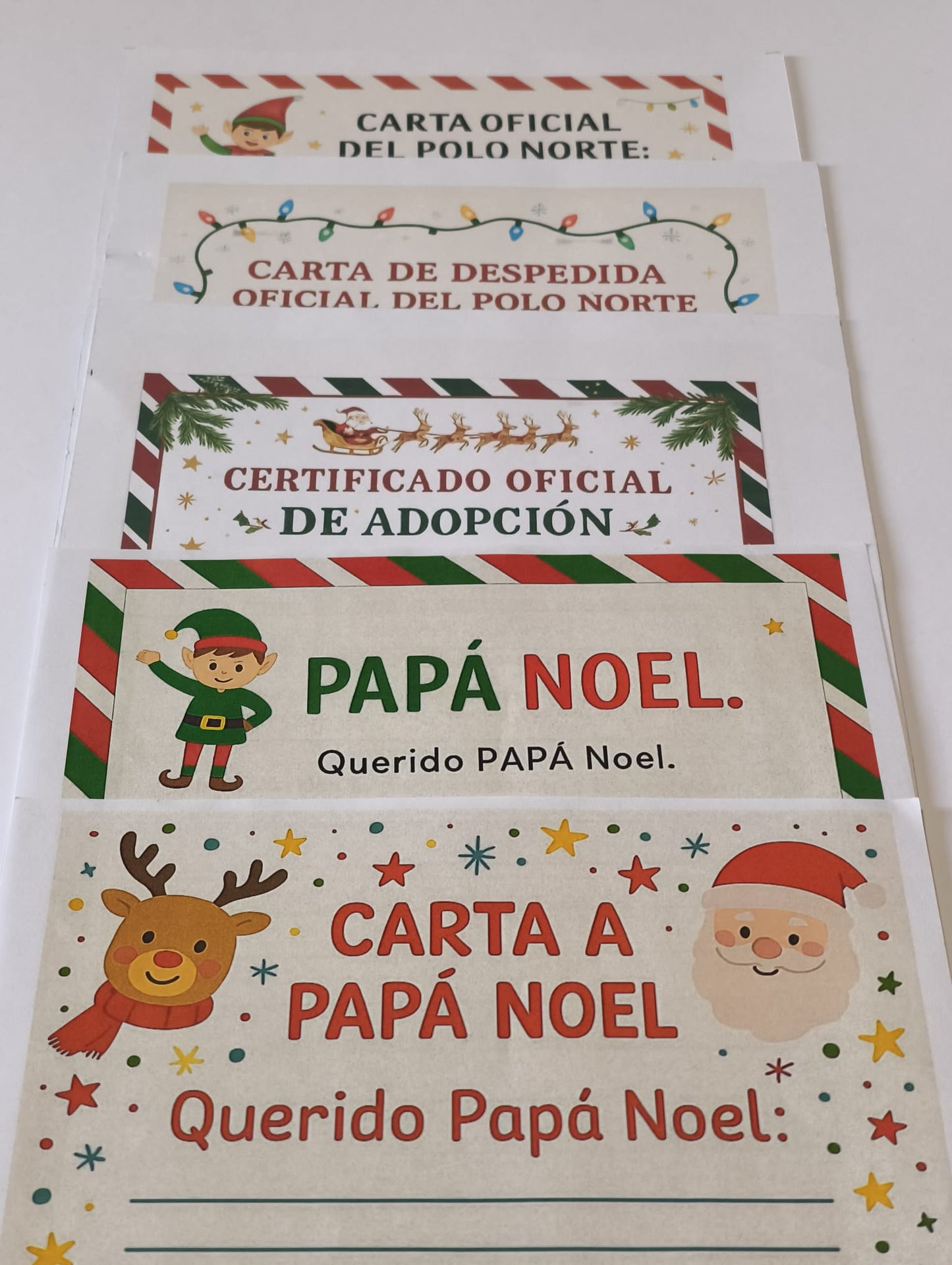 Elfo de tela suave de 42cm+sobres de correos del polo norte + certificado de adopción + cartas de bienvenida y despedida + carnet del elfo personalizable+ carnet de conducir de papá noel + polvos mágicos+ silueta del elfo en madera + cartas para papá noel