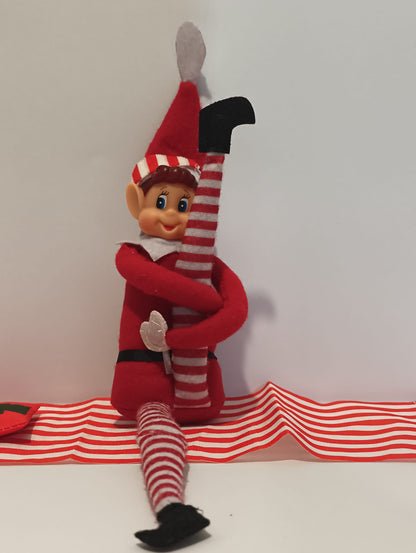 Elfo de tela suave de 42cm+sobres de correos del polo norte + certificado de adopción + cartas de bienvenida y despedida + carnet del elfo personalizable+ carnet de conducir de papá noel + polvos mágicos+ silueta del elfo en madera + cartas para papá noel